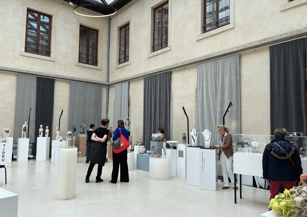 Salle la Cour Carrée pendant la Biennale Mirabilia Lyon au Carré Fourvière