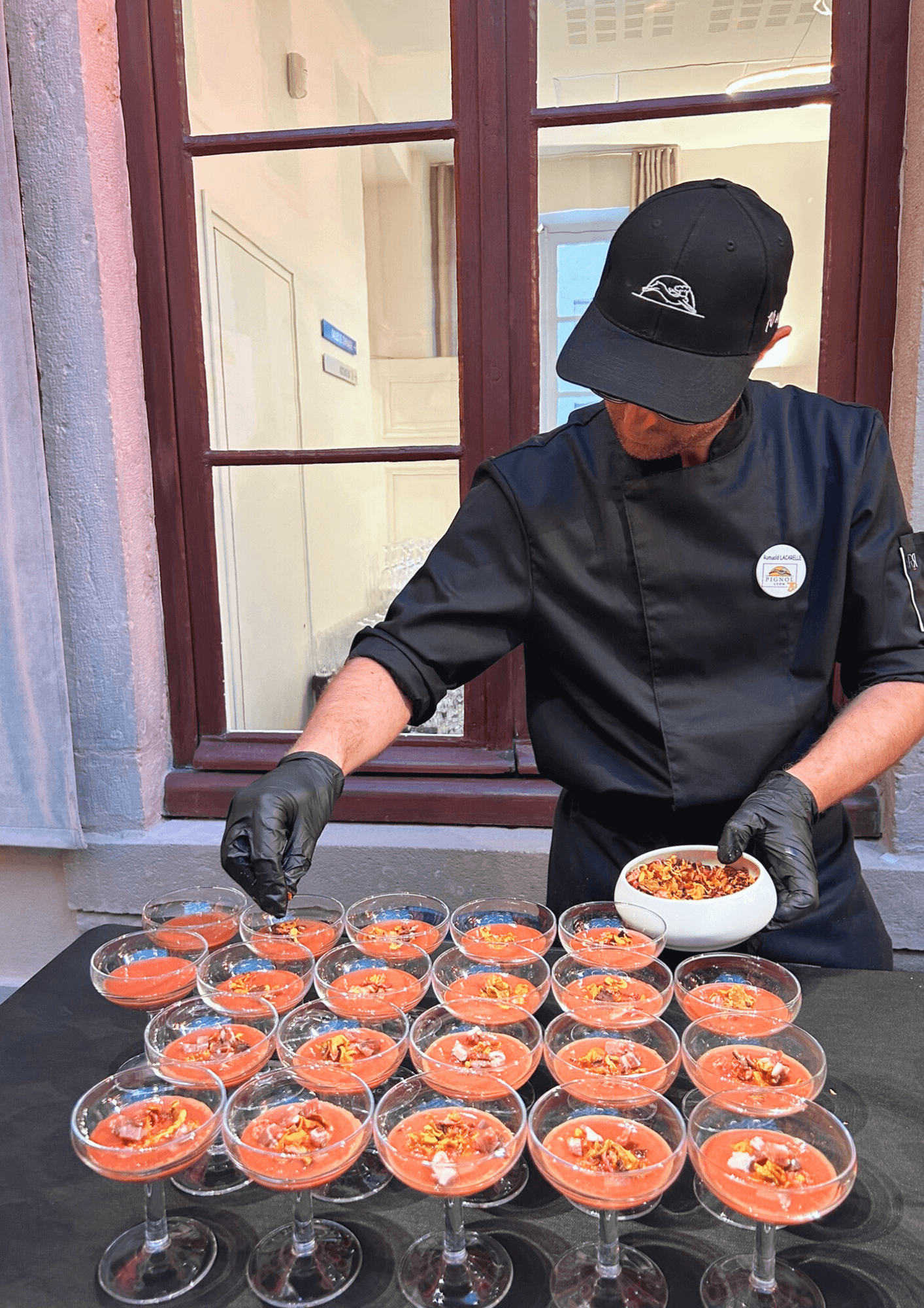 Dressage minute de soupe froide lors de la soirée des 70 ans de la Maison Pignol au Carré Fourvière